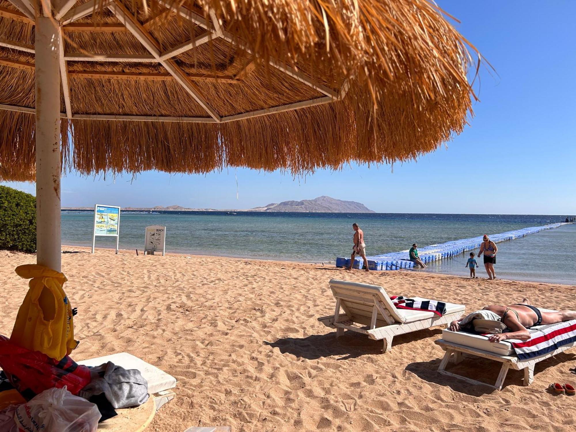 3-Bedroom Apartment On The Third Floor With 3 Balconies And Lovely Pool View, Street View And Free Beach Access In Sharm Hills Resort Exterior foto